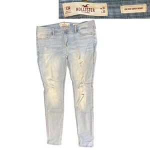 Lightwash ripped skinny jeans by Hollister in Size 13r